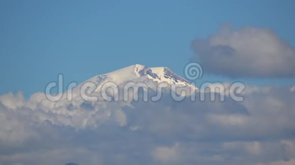 在国家公园Dombay高加索俄罗斯欧洲观看埃尔布鲁斯山脉的场景视频的预览图