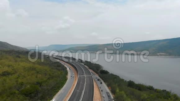 无人机拍摄在建高速公路高速公路高速公路收费近自然大江大山的鸟瞰图视频的预览图