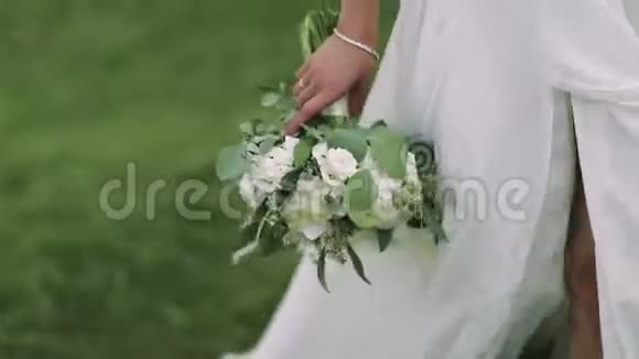 新娘手里捧着花手里捧着花视频的预览图