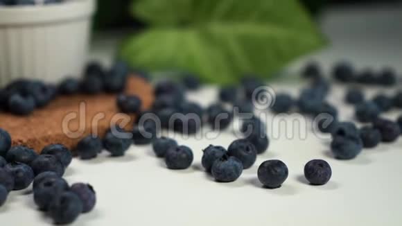 蓝莓的电影片段放在桌子上和白碗里视频的预览图