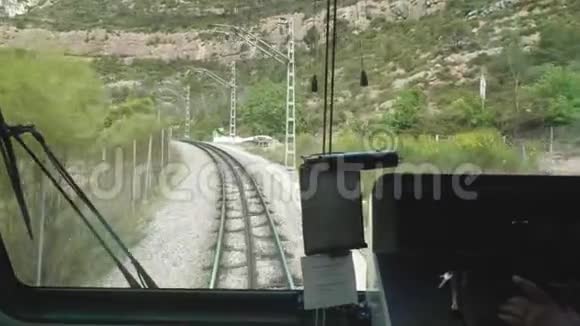 从火车第一节车厢的窗口看铁路和山脉视频的预览图