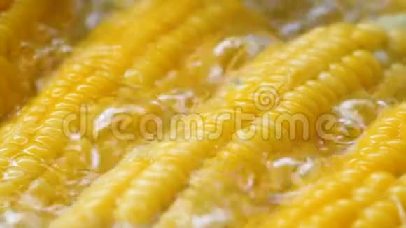慢动作特写拍摄玉米在火锅沸腾高维生素果蔬视频的预览图