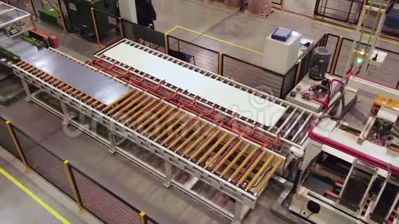 工厂车间用输送机运输的长金属片视频的预览图