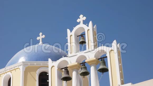 一个教堂的穹顶和四个教堂的钟声桑托里尼视频的预览图