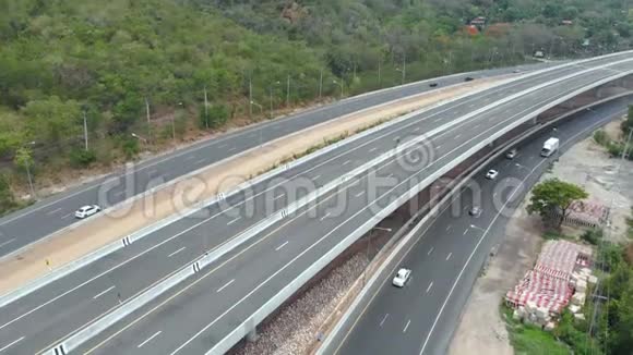 无人机拍摄在建高速公路高速公路高速公路收费近自然大江大山的鸟瞰图视频的预览图