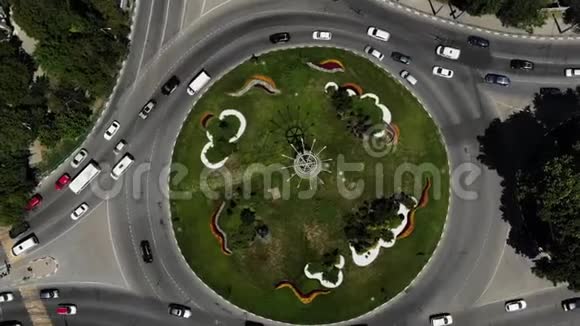 以草为中心的道路圆的鸟瞰图从空中盘旋视频的预览图