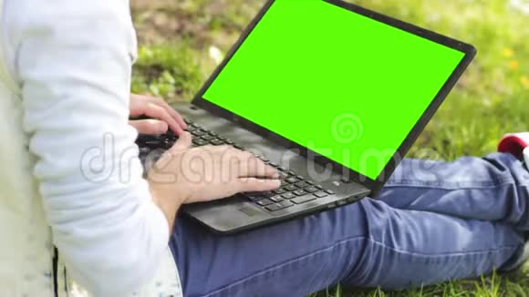 带着彩色绿色屏幕的笔记本电脑视频的预览图