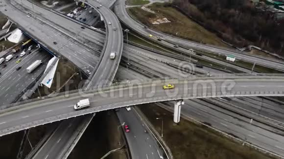 空中无人机飞越道路交通在公路路口移动出租车视频的预览图