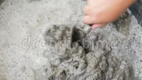工人用水混合水泥建造建筑视频的预览图
