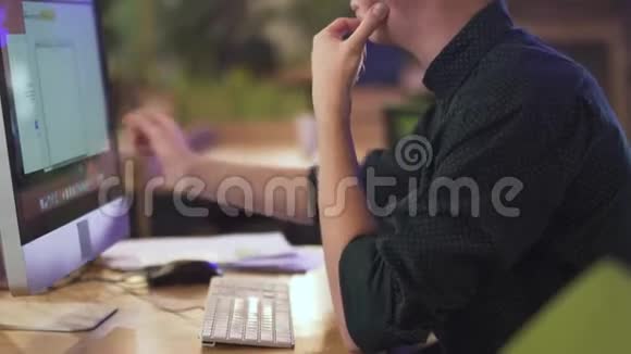 现代生态背景下忙碌的创意男工在个人电脑上工作或聊天的画像视频的预览图