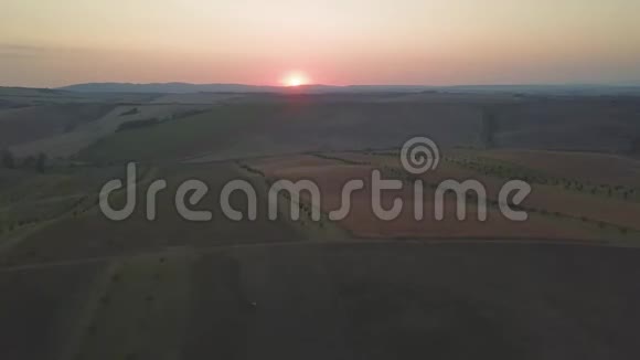 南摩拉维亚农村地区日出的鸟瞰视频的预览图