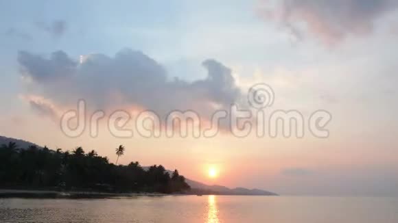 太阳在海边的群山后面下山视频的预览图