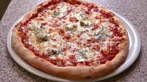 切比萨饼戈贡佐拉奶酪意大利食品餐厅视频的预览图