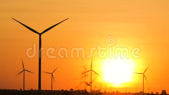 风力发电机组日落生态能源概念的剪影风力发电机组替代清洁动力技术视频的预览图