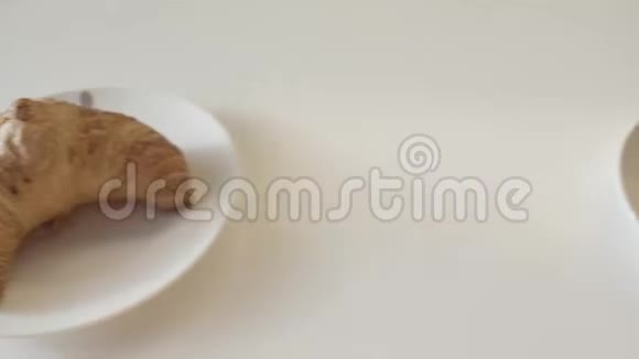 几个盘子和美味的糕点产品放在一排木桌上库存录像合上美味的面包视频的预览图