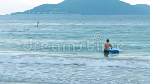 一个人在大海上划桨靠沙滩视频的预览图