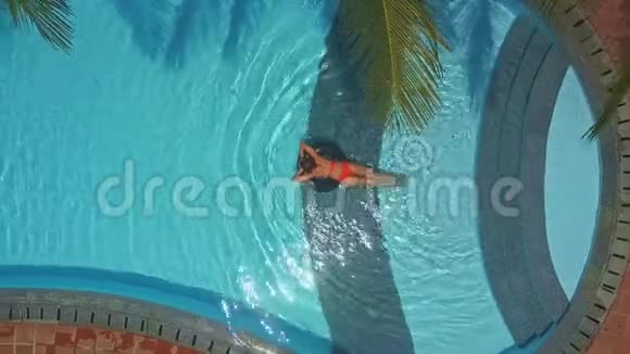 穿比基尼的女人在酒店泳池里打个圈视频的预览图