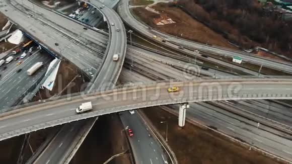 空中无人机飞越道路交通在公路路口移动出租车视频的预览图