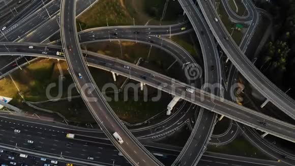 一个巨大的天桥路口交叉口道路桥梁网络的全景空中镜头视频的预览图