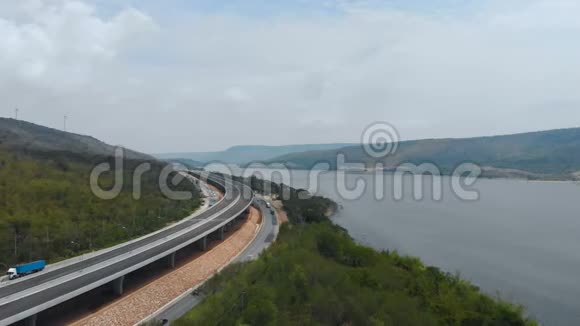 无人机拍摄在建高速公路高速公路高速公路收费近自然大江大山的鸟瞰图视频的预览图