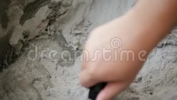 工人用水混合水泥建造建筑视频的预览图