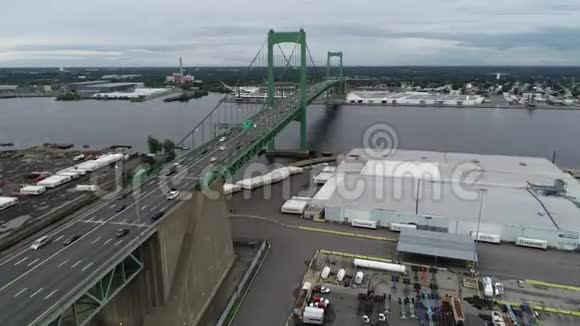 宾夕法尼亚州费城沃尔特惠特曼桥及其周边地区的鸟瞰图视频的预览图