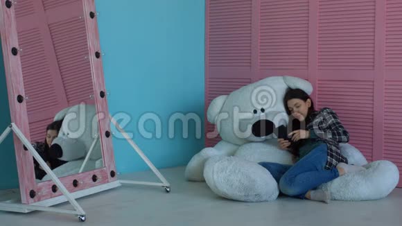 孕妇平板电脑儿童房间放松视频的预览图