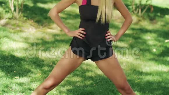快乐的女人享受户外健身训练快乐的女人伸展双腿视频的预览图