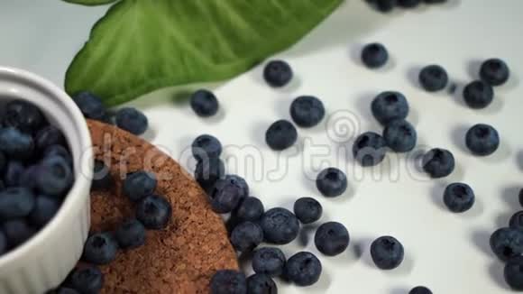 在白色的碗里堆上新鲜的蓝莓特写镜头新鲜浆果系列视频的预览图