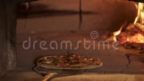 中盘厨师检查烤箱中的蔬菜披萨准备情况视频的预览图
