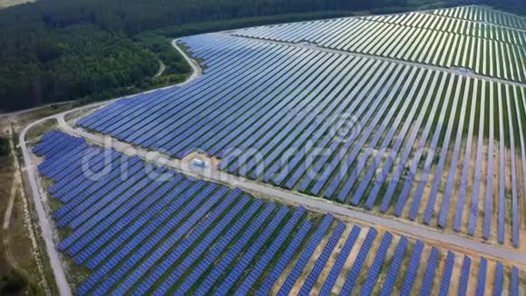 带有太阳能电池板的大型强大电站产生电力工业太阳能农场视频的预览图