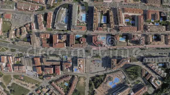 西班牙4K无人驾驶飞机夏季LloretdeMar的汽车交通视频的预览图