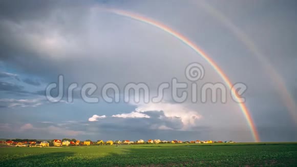 乡村景观雨云彩虹时光流逝视频的预览图