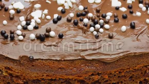 特写美味巧克力蛋糕旋转镜头4k视频的预览图
