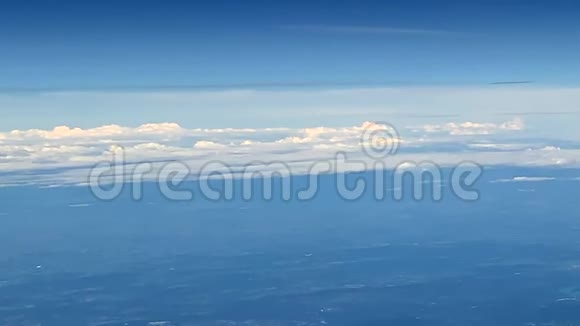 飞机高度的地平线上的云视频的预览图