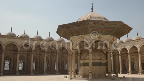 埃及开罗阿拉巴斯特清真寺庭院视频的预览图