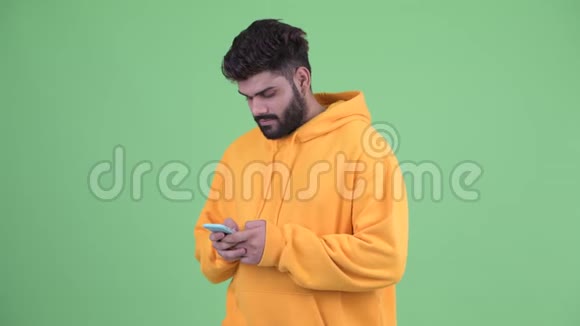 快乐年轻体重超重留着胡子的印度男人在打电话视频的预览图