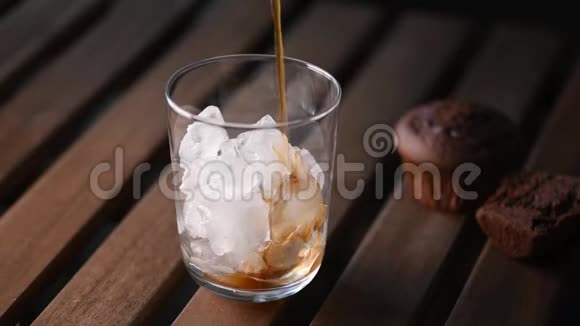 在冰块上倒入冷饮视频的预览图