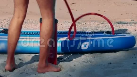 拉线泵快速划桨板通过管道低角度射击视频的预览图