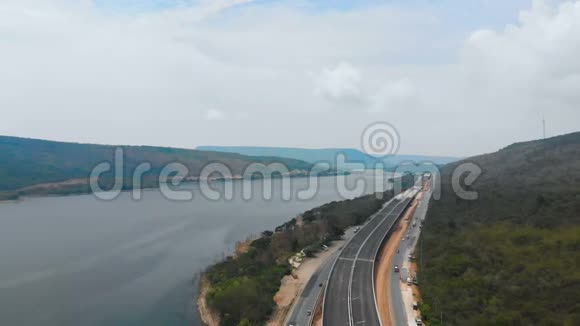 无人机拍摄在建高速公路高速公路高速公路收费近自然大江大山的鸟瞰图视频的预览图