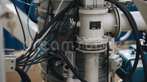 工业工厂中的节点设置机器的特写视频的预览图