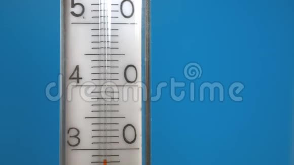 蓝色背景上的温度计视频的预览图