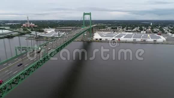 宾夕法尼亚州费城沃尔特惠特曼桥及其周边地区的鸟瞰图视频的预览图