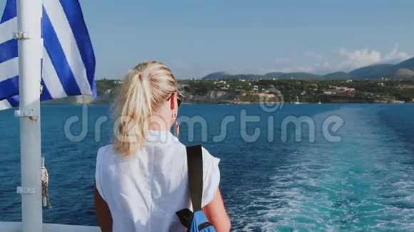 游轮在希腊度假在海上乘船离开希腊岛的年轻女子浪漫的海上旅行视频的预览图