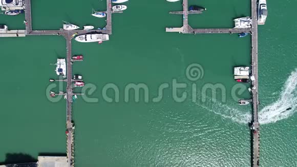 空中观景顶下无人机拍摄的游艇和帆船停车场在码头运输和旅行背景的概念视频的预览图