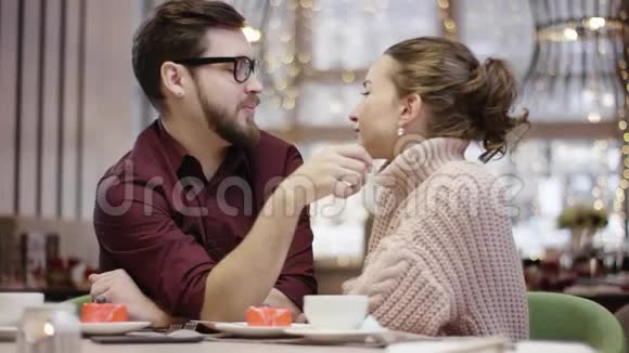 成年男子在餐馆的餐桌旁与妻子调情视频的预览图