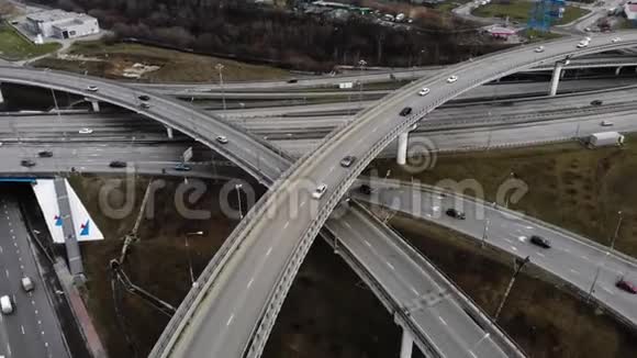 空中无人机飞越道路交通在公路路口跟着一辆车视频的预览图