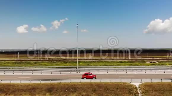 红色的小复古车在马路上或公路上行驶在中间的一天阳光灿烂视频的预览图