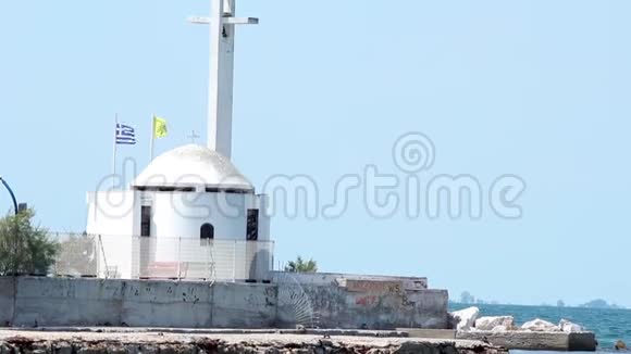希腊塞萨洛尼基地区海边的希腊东正教小教堂视频的预览图