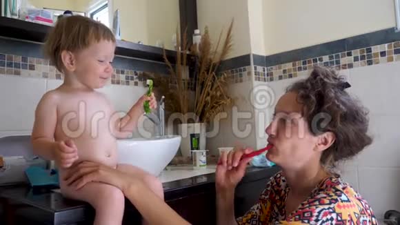 刷牙背景牙刷和婴儿第一颗牙齿乳牙是给牛奶牙齿的宝宝在里面刷牙视频的预览图